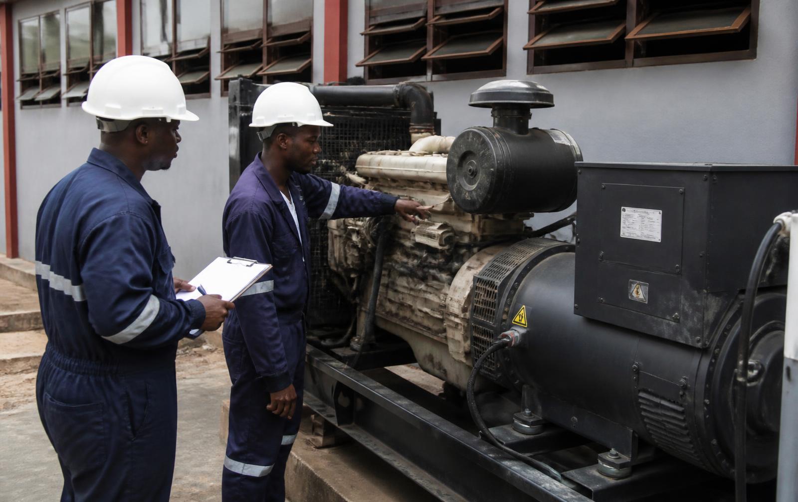 Equipa técnica a inspeccionar um gerador industrial
